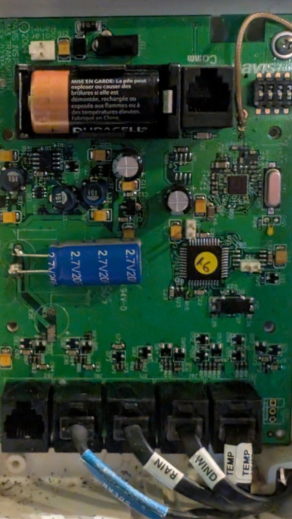 Close-up of the Davis ISS SIM transmitter board: CR123A battery, blue 2.7 V 20 F supercapacitor and the radio section